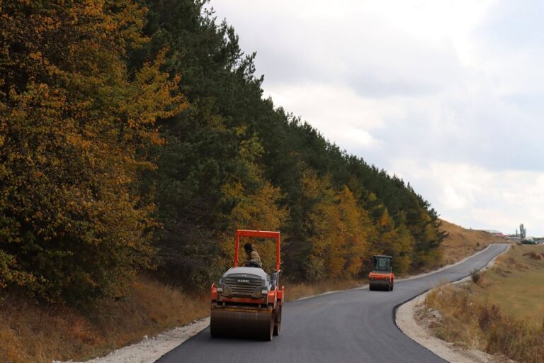 ახალქალაქის მუნიციპალიტეტის სოფელ ოლავერდის საავტომობილო გზაზე ასფალტი იგება