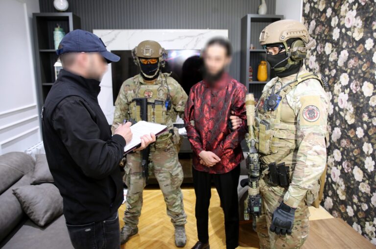 უცხო ქვეყნის ტერორისტულ ორგანიზაციაში გაერთიანებისა და ტერორისტულ საქმიანობაში დახმარების ბრალდებით საქართველოს სამი მოქალაქე დააკავეს