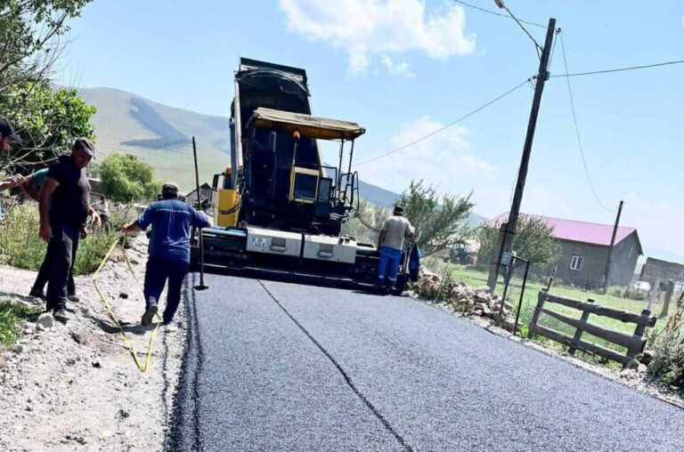 ნინოწმინდის მუნიციპალიტეტის სოფელ თორიის შიდა გზაზე ასფალტის საფარი იგება