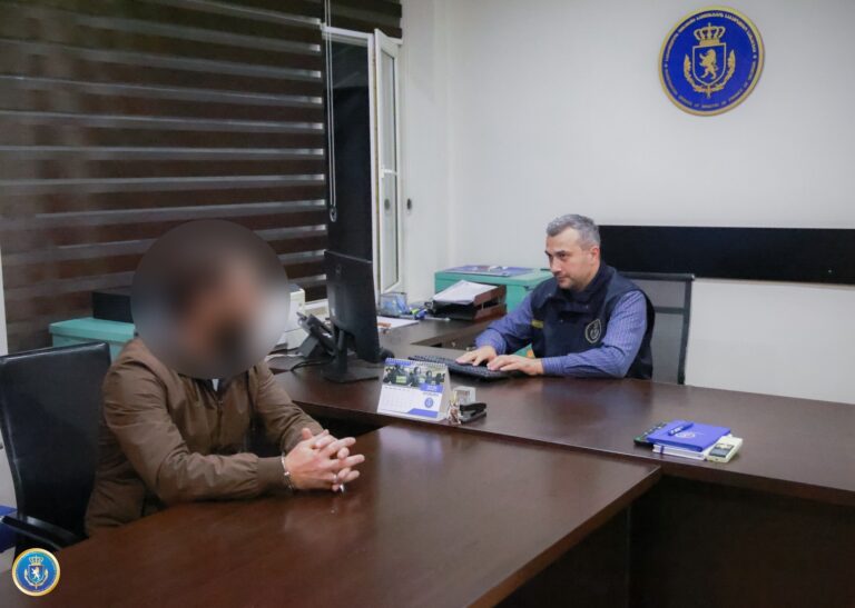 გრანტის სახით გამოყოფილი დიდი ოდენობით ფულადი თანხების ჯგუფურად თაღლითურად დაუფლების ფაქტზე ოთხი პირი პასუხისგებაში მიეცა