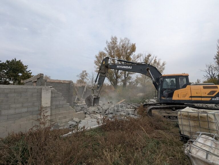 თბილისში 14 ჰექტარზე მეტ უკანონოდ დაკავებულ სახელმწიფო მიწაზე უკანონოდ განთავსებული დაუსრულებელი ნაგებობები დაანგრიეს