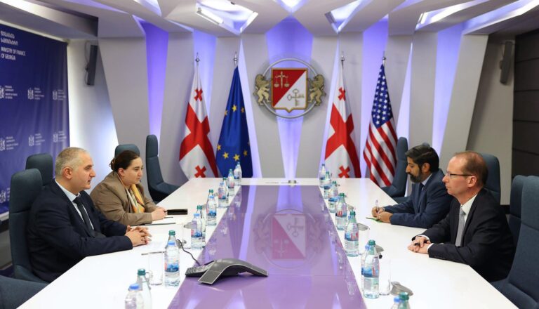 აშშ-ის ელჩის მოვალეობის შემსრულებელი ალან პერსელი ფინანსთა მინისტრს, ლაშა ხუციშვილს შეხვდა