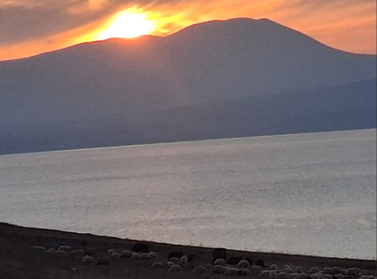 საქართველოში 1-ელ დეკემბრამდე შენარჩუნებული იქნება უმეტესად უნალექო ამინდი, 1-ელი დეკემბრიდან ზოგან გაწვიმდება, მაღალმთაში მოთოვს