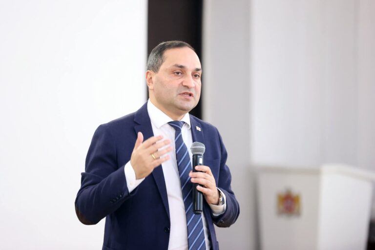 განათლების მინისტრის მოადგილემ სოციალურ ქსელებში გავრცელებულ ინფორმაციას, რომ თითქოს ახალი კანონით, საჯარო სკოლის მასწავლებლებს სკოლის მიღმა მოსწავლეების მომზადება დირექტორის თანხმობის გარეშე აღარ შეეძლებათ, დეზინფორმაცია უწოდა