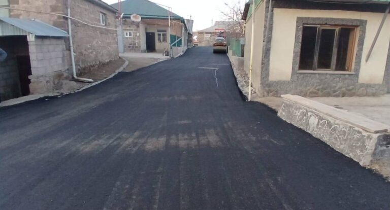 ახალქალაქის მუნიციპალიტეტის სოფელ იხტილაში ასფალტის საფარი იგება