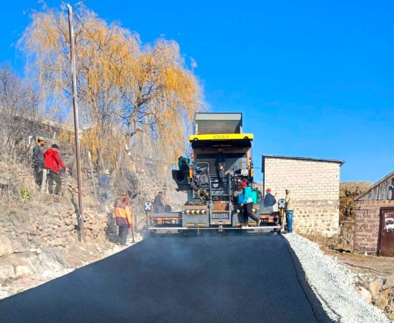 ახალქალაქის მუნიციპალიტეტში სოფლების – ბურნაშეთისა და აზავრეთის დამაკავშირებელ საგზაო მონაკვეთზე ასფალტი იგება