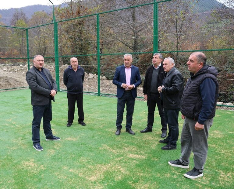 ცაგერის მუნიციპალიტეტის მერი სოფელ ქულბაქში სპორტული მოედნის მოწყობის სამუშაოებს გაეცნო
