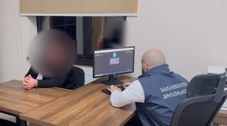 პროკურატურამ, 5 000 000 ლარის ღირებულების მილსადენების ქურდობის ფაქტზე, ხაშურის საკრებულოს თავმჯდომარის ყოფილი მოადგილე ლევან გამრეკელი და მასთან კავშირში მყოფი ორი პირი – პაატა ნოზაძე და რომან მეტივიშვილი დააკავა