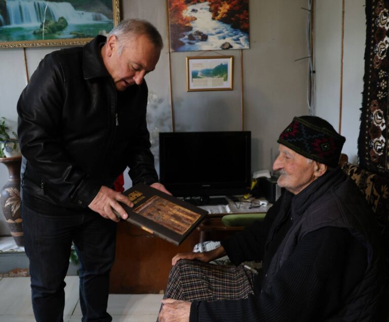 ცაგერის მუნიციპალიტეტის მერმა ღვაწლმოსილი მეცნიერი დავით კოპალიანი მოინახულა