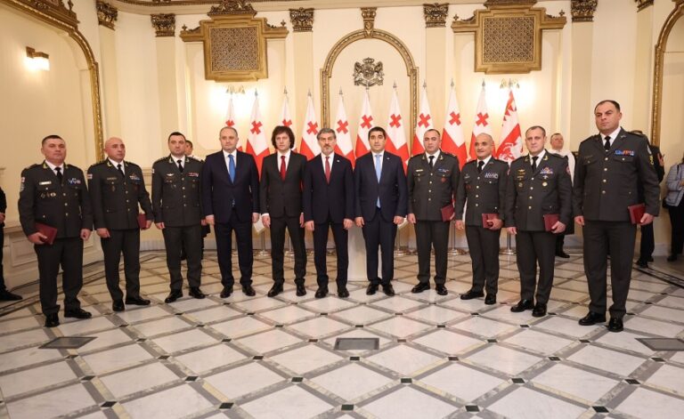 საქართველოს პრეზიდენტმა თავდაცვის ძალების წარმომადგენლები ღირსების ორდენებითა და ღირსების მედლებით დააჯილდოვა