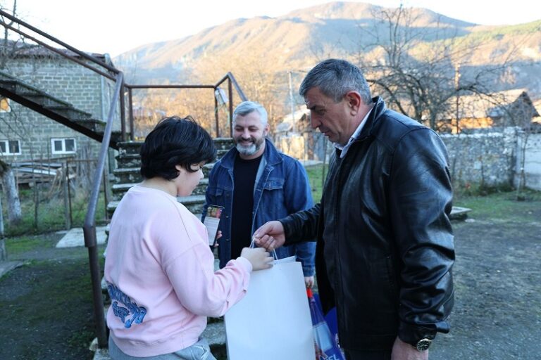 ცაგერის მუნიციპალიტეტში განსაკუთრებული საჭიროების მქონე პირებს სურსათის პაკეტები გადასცეს