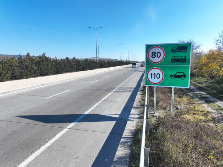 საქართველოს ავტომაგისტრალებზე დამონტაჟდა ახალი საგზაო ნიშნები, რომლებიც სატრანსპორტო საშუალებების კატეგორიის მიხედვით დასაშვებ საშუალო სიჩქარეს ასახავს