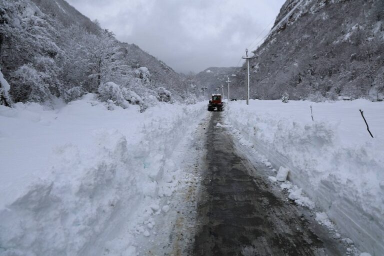 ცაგერის მუნიციპალიტეტში გზები თოვლის საფარისგან იწმინდება