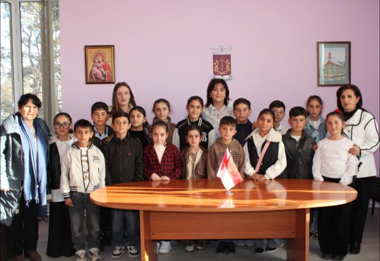 დილიფის საჯარო სკოლის მოსწავლეები ნინოწმინდის მუნიციპალიტეტის მერს, ანივარდ მოსოიანს შეხვდნენ