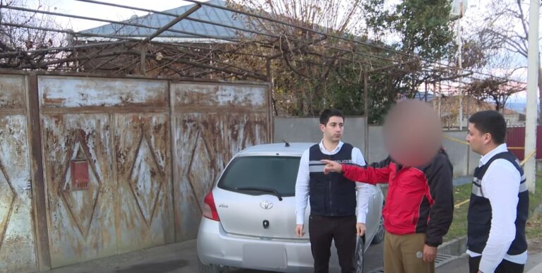 [ვიდეო] დაკავებულია წარსულში ნასამართლევი ორი პირი, რომლებიც სოფელ საგურამოში, თავს დაესხნენ საცხოვრებელ სახლში მარტო მყოფ პენსიონერს, ფიზიკურად გაუსწორდნენ მას და სიცოცხლის მოსპობის მუქარით თანხა მოსთხოვეს