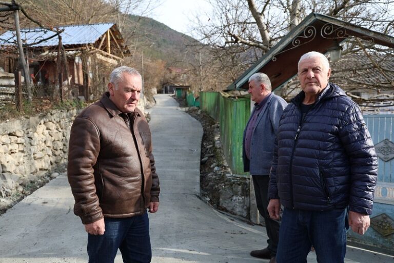 ცაგერის მუნიციპალიტეტის მერი სოფელ ალპანაში საავტომობილო გზის სარეაბილიტაციო სამუშაოებს გაეცნო