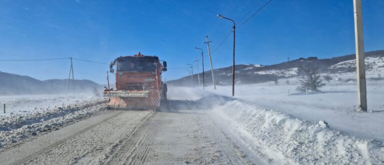 თბილისში და შემოერთებულ ტერიტორიებზე გზები თოვლისგან გაიწმინდა და ტექნიკური მარილი დაიყარა