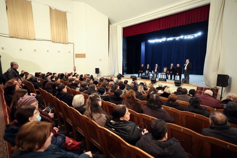 გივი მიქანაძე რაჭა-ლეჩხუმისა და ქვემო სვანეთის მასწავლებლებს, მშობლებსა და სასკოლო საზოგადოების წარმომადგენლებს შეხვდა