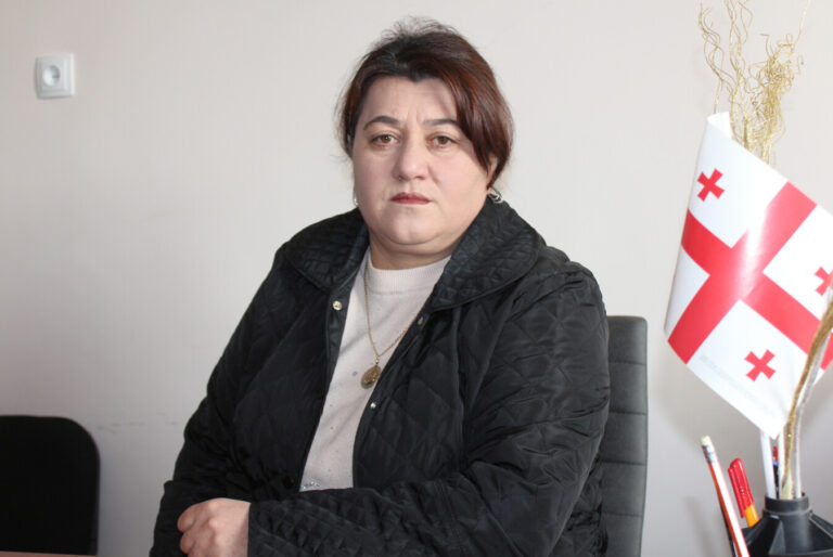 „ორი პროფესია მაქვს, მაგრამ სკოლა ავირჩიე, რადგან ძალიან მიყვარს ბავშვები და ვცდილობ, ვიყო მეგობრული, თუმცა დისციპლინის მომთხოვნიც“ – ახალქალაქის სოფელ ჩამდურის საჯარო სკოლის დირექტორი არუსიაკ პეტროსიანი