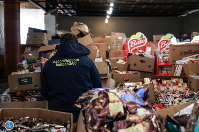 ლაგოდეხის მუნიციპალიტეტში დააკავეს პირი, რომელიც პროდუქციას ვარგისიანობის ვადას უცვლიდა და აღნიშნული პროდუქტის რეალიზაციას საკუთარი საცხოვრებელი სახლის ეზოდან ახდენდა