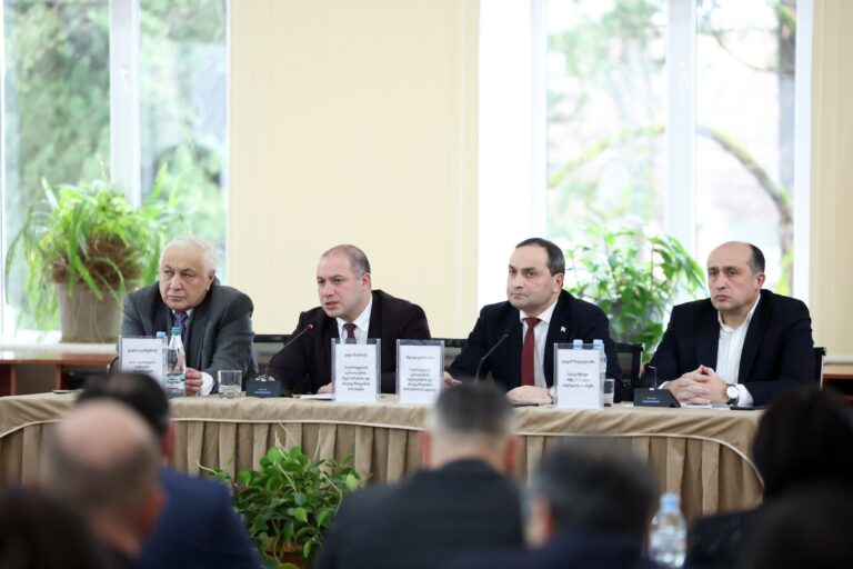 გივი მიქანაძის ხელმძღვანელობით, აკაკი წერეთლის სახელმწიფო უნივერსიტეტში რექტორთა საბჭოს სხდომა გაიმართა