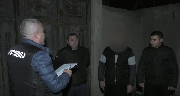 მარნეულში დააკავეს ახალგაზრდა მამაკაცი, რომელიც პირს მისი და მისი ოჯახის წევრების სიცოცხლის მოსპობის, ასევე ქონების განადგურების მუქარით 4 000 აშშ დოლარს სთხოვდა