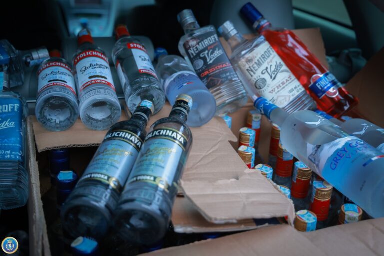 რუსთავში სხვადასხვა ბრენდული დასახელების ფალსიფიცირებული არყების დამზადების ფაქტზე საქართველოს ორი მოქალაქე დააკავეს