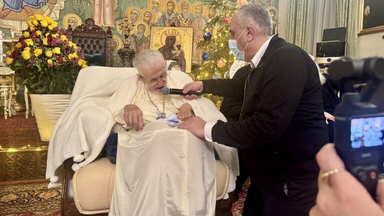 ილია მეორე აკადემიკოს მზექალა შანიძეს 100 წლის იუბილეს ულოცავს – „100 წელი ასეთი ნათელი გონებით, ასეთი შემართებით, ასეთი ცოდნით, ერთეულ პიროვნებათა ხვედრია“