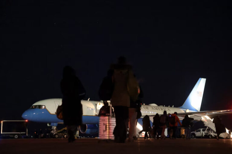 დავოსისკენ მიმავალი აშშ-ის პრეზიდენტის თვითმფრინავი „მცირე ელექტრო პრობლემის“ გამო ენდრიუსის ბაზაზე დაეშვა, ტრამპმა კი ფრენა უფრო პატარა „Boeing 757“-ით გააგრძელა