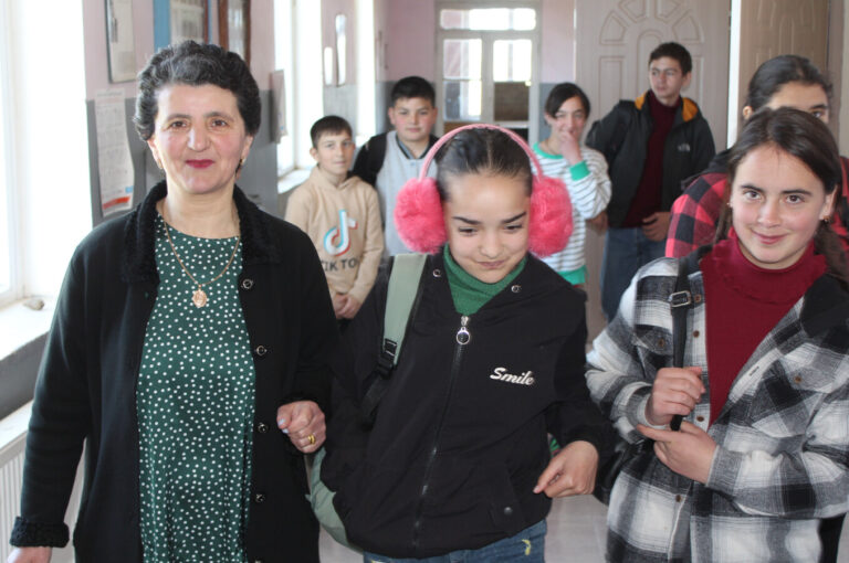 „სკოლაში რკინის ნერვები უნდა გქონდეს, აუცილებელია იყო სამართლიანი, ყველაზე დიდი ჯილდო კი, შენი მოსწავლეების წარმატებაა“ – ახალქალაქის მუნიციპალიტეტის სოფელ გოგაშენის საჯარო სკოლის დირექტორი ეთერ ნადირაძე