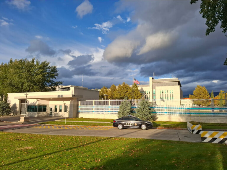 აშშ-ის საელჩომ დაიწყო აშშ-ში მყოფ საქართველოს მოქალაქეებთან დაკავშირება, რომლებმაც, შესაძლოა, ვიზის ვადას გადააცილეს