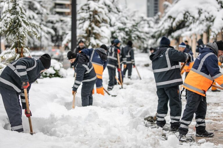 თბილისის მერია: შესაბამისი სამსახურები გზებისა და ფეხით სავალი მონაკვეთების თოვლისგან გაწმენდას ინტენსიურად განაგრძობენ