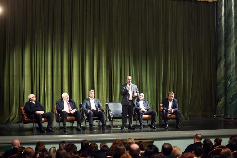 გივი მიქანაძე სამეგრელო-ზემო სვანეთის რეგიონის მუნიციპალიტეტების საჯარო სკოლების მოსწავლეთა მშობლებს შეხვდა