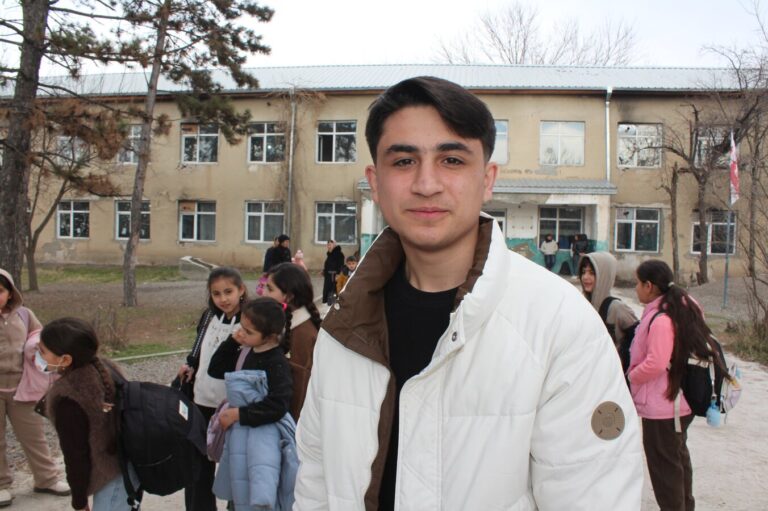 „უნდა ვიცოდეთ ქართული, აბა როგორ? იმიტომ რომ საქართველოში ვცხოვრობთ და ეს ქართველების სამშობლოა“ – მარნეულის მუნიციპალიტეტის სოფელ არაფლოს საჯარო სკოლის მოსწავლე ამილ საფაროვი