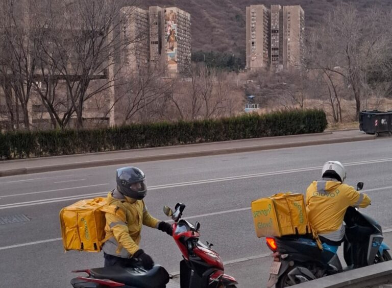 საქართველოს მთავრობის დადგენილებით, მუდმივი ბინადრობის ნებართვის არმქონე უცხოელები მგზავრების გადაყვანის, საკურიერო მომსახურებისა და გიდების მიმართულებით ვერ დასაქმდებიან
