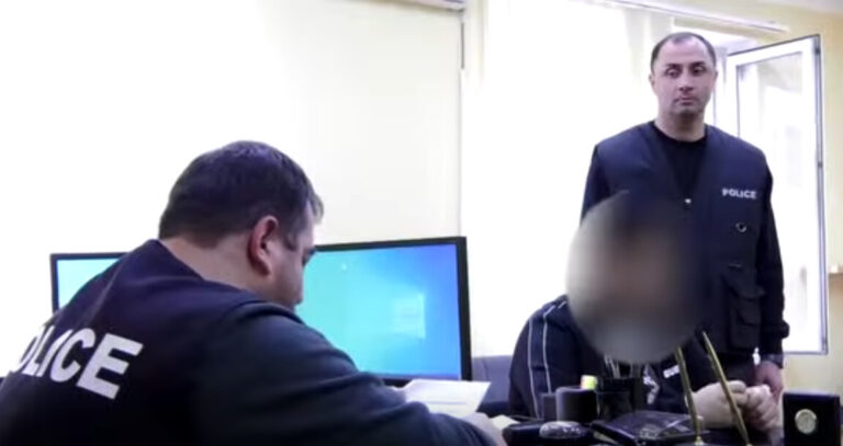 [ვიდეო] ბათუმში ინტერპოლის მიერ წითელი ცირკულარით ძებნილი თურქეთის მოქალაქე დააკავეს