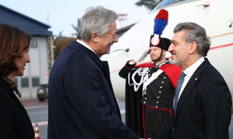 მილანის ლინატეს საერთაშორისო აეროპორტში საქართველოს პრეზიდენტის, მიხეილ ყაველაშვილის დახვედრის ოფიციალური ცერემონია გაიმართა