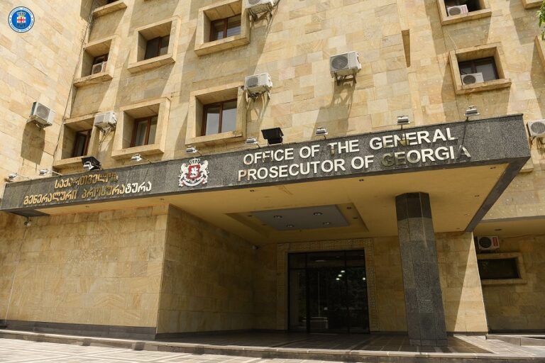 პროკურატურა ნიკოლოზ კვარაცხელიას შეკვეთით, ჯგუფურად განზრახ მკვლელობის ორგანიზების ფაქტზე გურამ კაკულიას, დავით კაკულიას და ბესარიონ ჟვანიას ბრალდებას წარუდგენს
