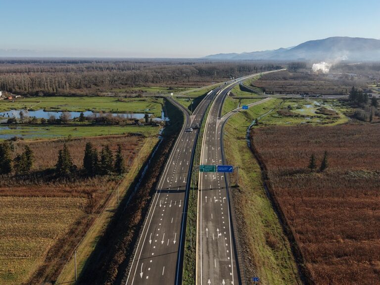 საქართველოს საერთაშორისო მნიშვნელობის საავტომობილო გზებზე და გზისპირა ზონებში – გზის ღერძიდან 200 მეტრის ფარგლებში ორივე მხარეს – გზების მფლობელთან შეუთანხმებლად მშენებლობა იკრძალება