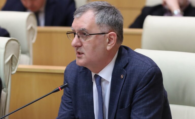 სოზარ სუბარი: თუკი ბრიტანეთის მთავრობა ორ ქართულ ტელევიზიას ასანქცირებს იმის გამო, თითქოს ისინი ამბობენ, რომ ამ ომში რუსეთი იმარჯვებს, მაშინ რატომ არ ასანქცირებენ დონალდ ტრამპს, რომელიც იმავეს ამბობს გაცილებით მკაფიოდ და კატეგორიულად?