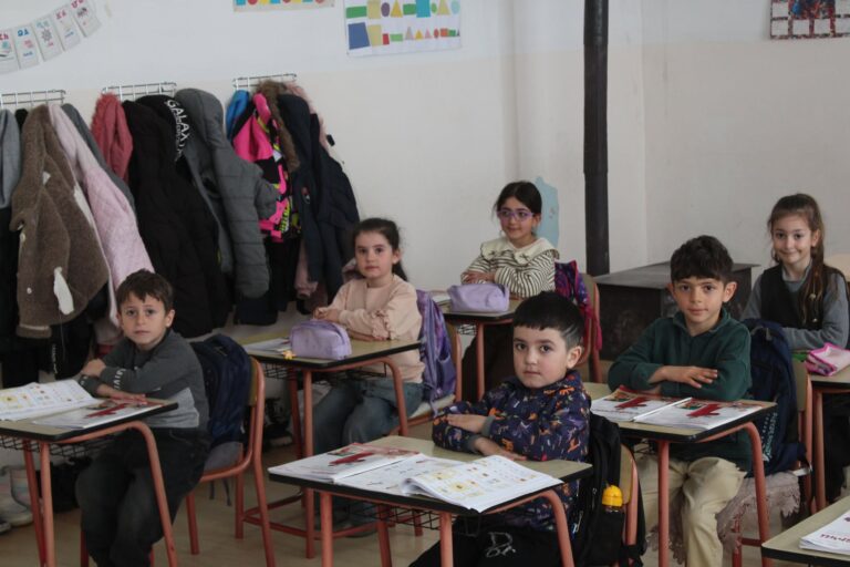 საქართველოს საჯარო სკოლებში [დროებით ოკუპირებული ტერიტორიების გამოკლებით] პირველკლასელთა რეგისტრაცია იწყება – 2026-2027 სასწავლო წელს პირველ კლასში დარეგისტრირებას შეძლებენ მხოლოდ ის ბავშვები, რომლებსაც 15 სექტემბრის ჩათვლით შეუსრულდებათ 6 წელი