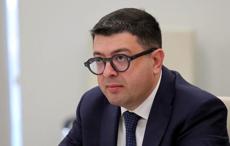 დიმიტრი სამხარაძე: პედოფილების მფარველ ბრიტანეთის პრემიერ-მინისტრს, კირ სტარმერს და მის ურეიტინგო ზომბ მთავრობას, თურმე არ მოსწონთ, კორუფციაში ჩამპალ მასხარა ზელენსკიზე და ასევე ურეიტინგო, საკუთარი ხალხის ინტერესების წინააღმდეგ მოქმედ მთავრობაზე, „იმედი” და „პოს-ტვ“ სიმართლეს რომ აშუქებს