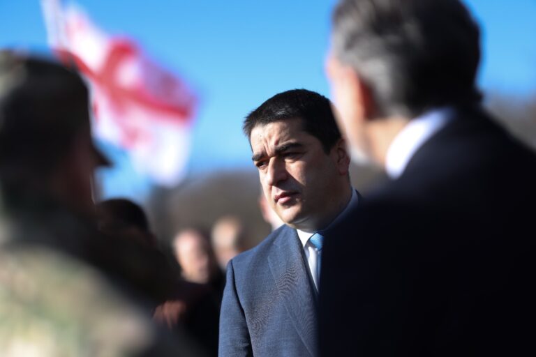 შალვა პაპუაშვილი: სოცმედია დღემდე ინახავს იმ 7 ათასი ქართველის სახელებსა და გვარებს, ვინც მეორე ფრონტის მოთხოვნას შეუერთდა და ხელისუფლების წინააღმდეგ პოლიტიკური ზეწოლის ინსტრუმენტად იქცა