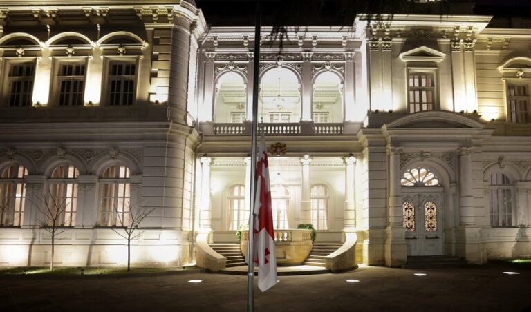 საბჭოთა ოკუპაციის დღესთან დაკავშირებით, საქართველოს პრეზიდენტის სასახლეზე სახელმწიფო დროშა დაეშვა