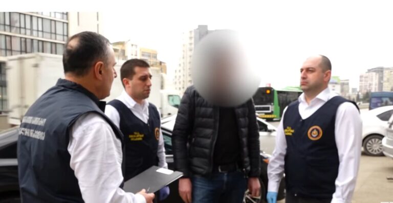 [ვიდეო] შსს-ს გენერალურმა ინსპექციამ თაღლითობის ბრალდებით თბილისის პოლიციის დეპარტამენტის უფროსი გამომძიებელი დააკავა