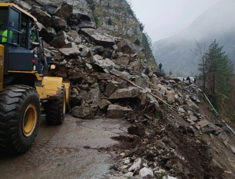 ზუგდიდი-ჯვარი-მესტია-ლასდილის საავტომობილო გზის 52-ე კმ-ზე, სოფელ ბარჯაშში, კლდოვანი მასა ჩამოიშალა