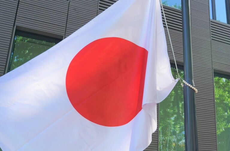 იაპონიის საელჩო: ღრმა მწუხარებას გამოვთქვამთ ილია II-ის გარდაცვალების გამო, ღრმა მოწიწების ნიშნად, დაეშვა იაპონიის სახელმწიფო დროშა