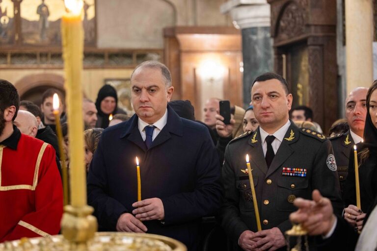 [ფოტო] საქართველოს თავდაცვის მინისტრი ირაკლი ჩიქოვანი სამხედრო მოსამსახურეებთან ერთად სამების საკათედრო ტაძარში იმყოფებოდა
