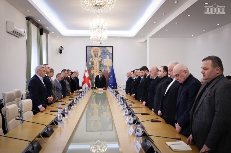 პარლამენტის ბიურომ სრულიად საქართველოს კათოლიკოს-პატრიარქის, ილია II-ის ხსოვნას წუთიერი დუმილით პატივი მიაგო