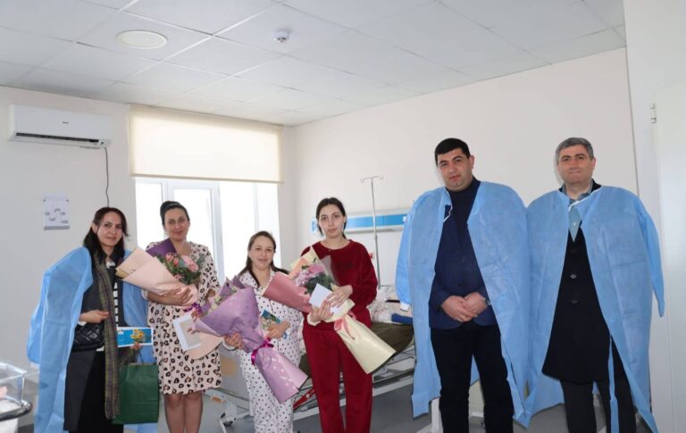 ახალქალაქში დაბადებული ახალშობილების დედებს დედის დღე მიულოცეს და სიმბოლური საჩუქრები გადასცეს